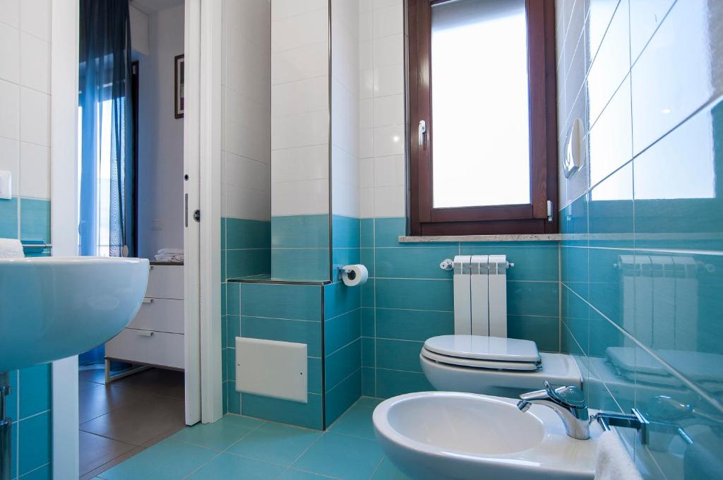 A bathroom at La Terrazza su Fondi