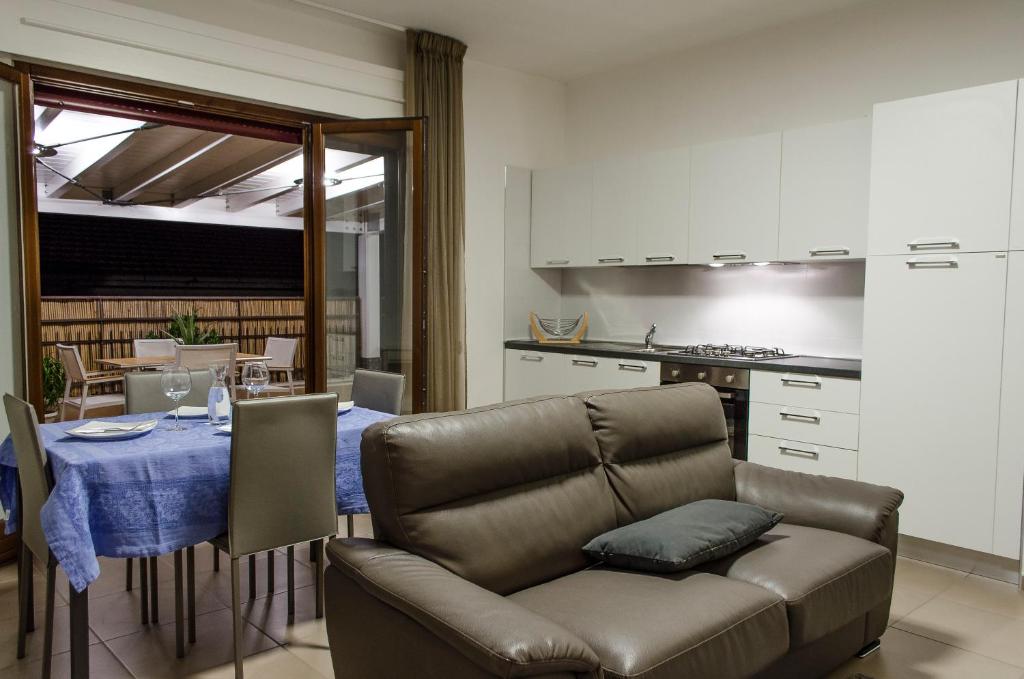 A kitchen or kitchenette at La Terrazza su Fondi