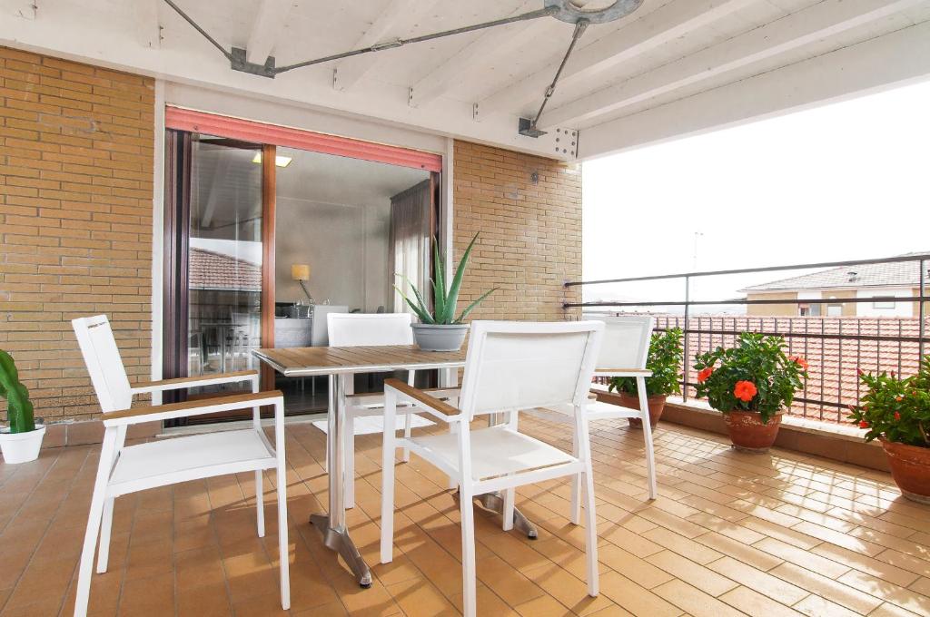 A balcony or terrace at La Terrazza su Fondi