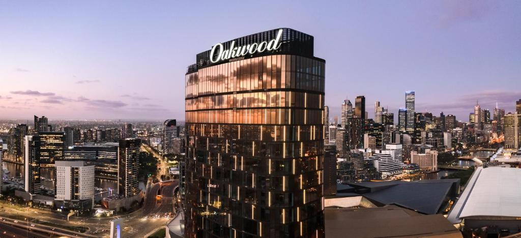 un grand bâtiment avec un panneau dans une ville dans l'établissement Oakwood Premier Melbourne, à Melbourne