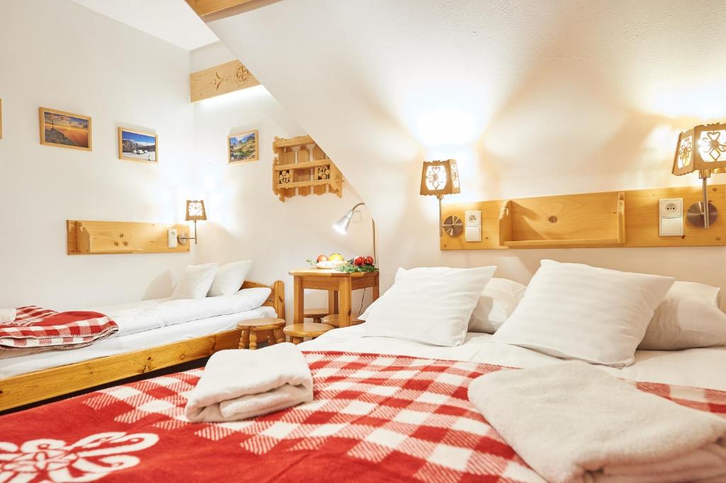 Tatra House Residence - Quadruple Room With Private Bathroom