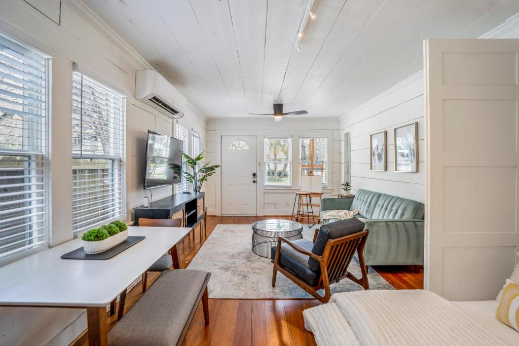 Et opholdsområde på Historic Heights Artist Bungalow #1