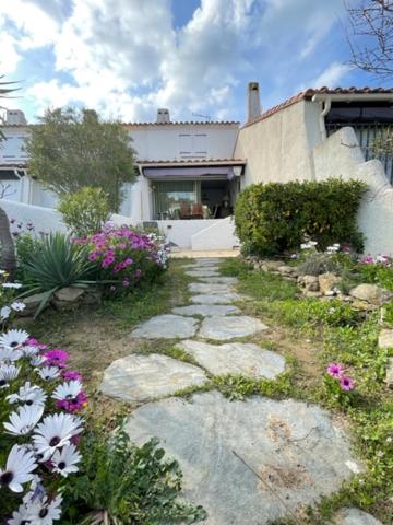 un jardin avec des rochers et des fleurs devant une maison dans l'établissement Maison avec jardin sur SAINT PIERRE LA MER 6STP73, à Saint Pierre La Mer