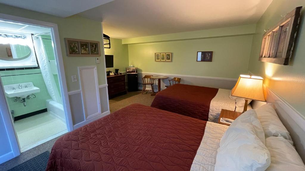 Bucksport Inn - Double Room With Two Double Beds - 1 Dog Allowed