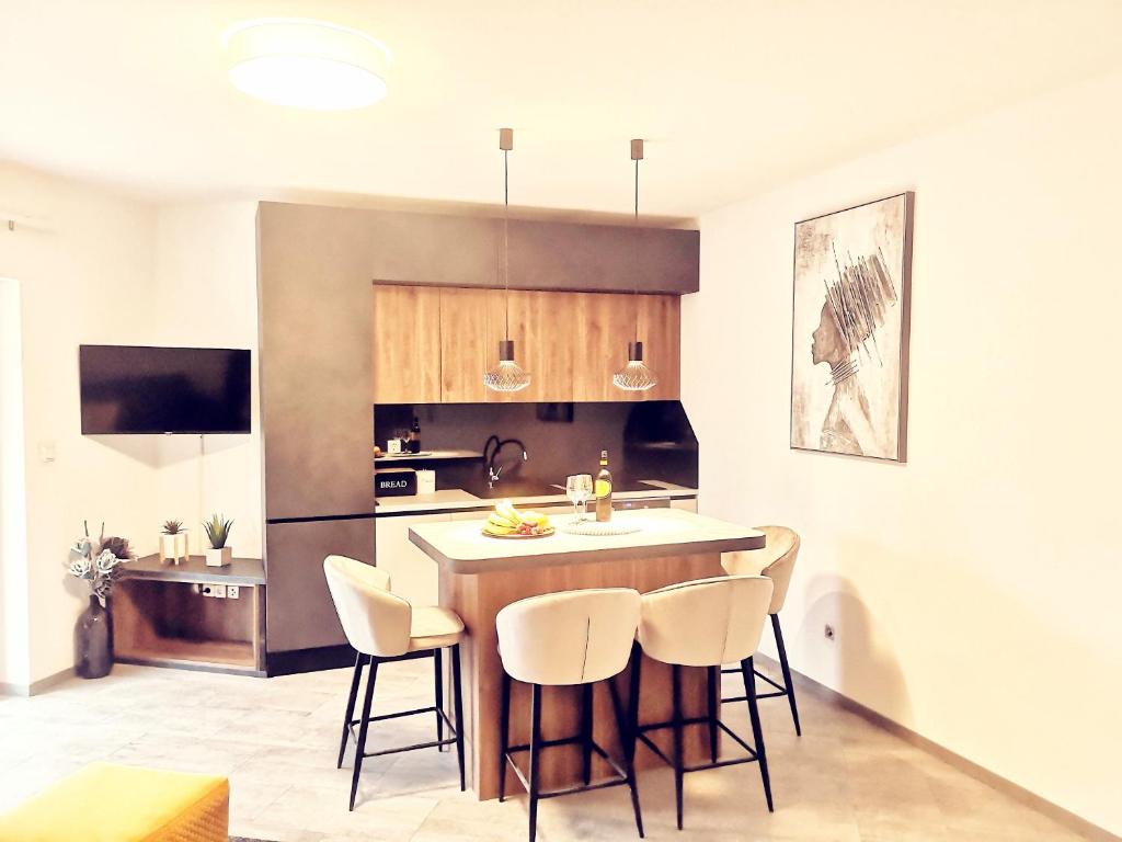 una cocina con una isla con taburetes y encimera en Luxury Apartment Maria Solare en Opatija