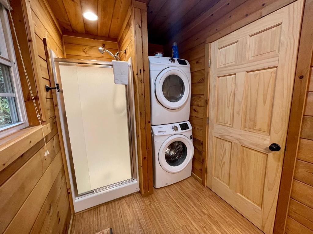 a washer and dryer in a tiny house at Bear's Den in Townsend
