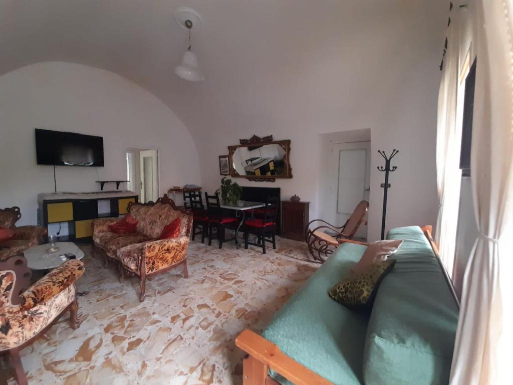 La Casa di Romeo في بروسيدا: غرفة معيشة مع أريكة وطاولة