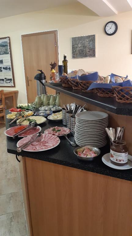 Jedzenie w pensjonacie lub w pobliżu
