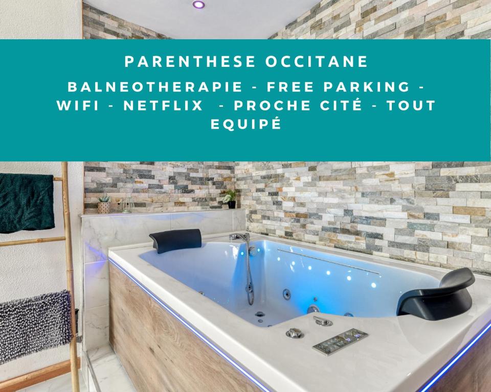 卡爾卡松的住宿－Parenthèse Occitane -WIFI - Balnéo- Parking Gratuit - Netflix，浴室设有浴缸,配有修饰有“公园”字样的八角形停车位。