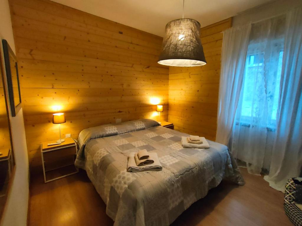 A bed or beds in a room at Piccolo appartamento a Clusone