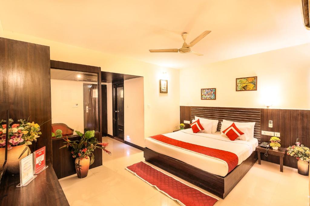 1 dormitorio con 1 cama en una habitación en Octave Himalaya Monarch en Bangalore