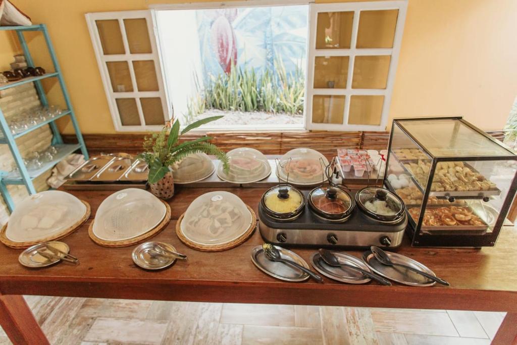 納塔爾的住宿－Chalet Suisse，盘子,勺子和盘子的桌子