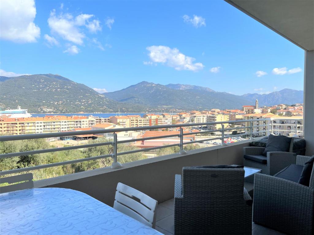 Elle comprend un balcon offrant une vue sur la ville et les montagnes. dans l'établissement Mare et Monti vue mer proche centre ville, à Propriano