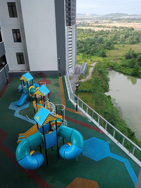 Kolam renang di atau dekat dengan Legoland-HappyRainbow Suite at D'Pristine-8pax with Lakeview