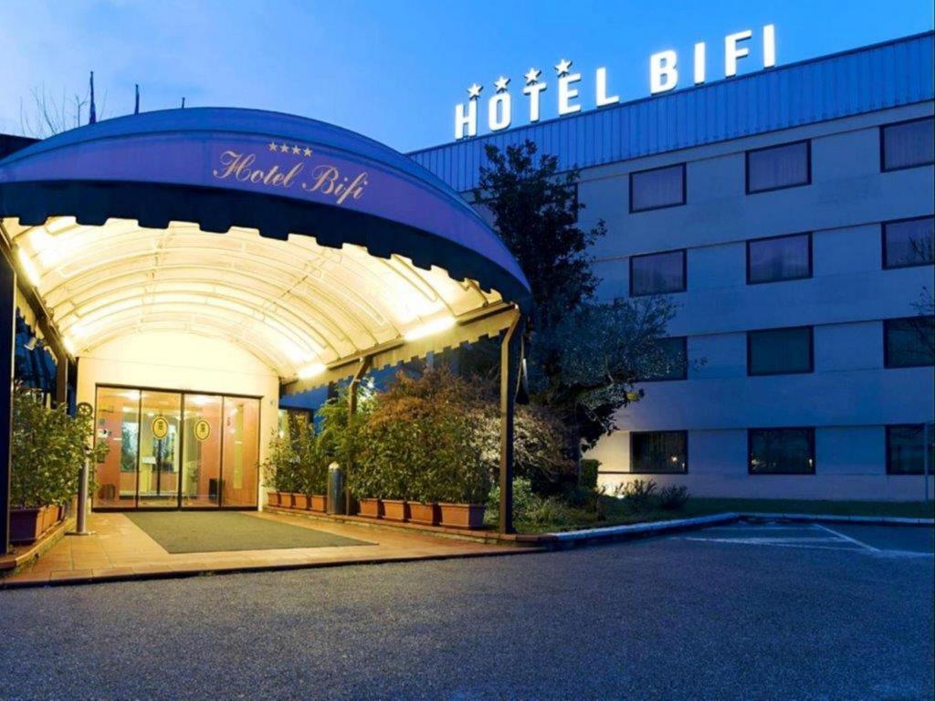 a hotel building with a sign that reads hotel bid at Hotel Bifi in Casalmaggiore