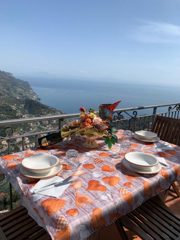 mesa con mantel en la parte superior de un balcón en DONNA CONCETTA HOUSE en Ravello