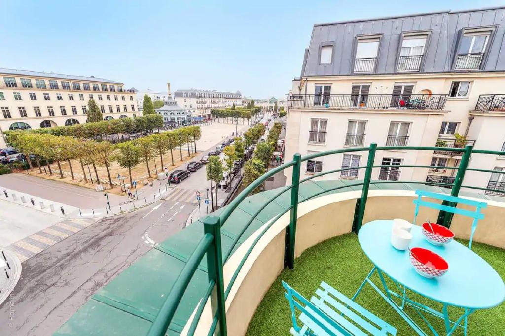 d'un balcon avec une table, des chaises et une rue. dans l'établissement Milly apartment next to Disneyland BMYGUEST, à Chessy