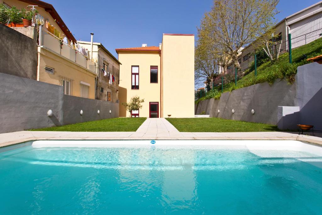 einem großen blauen Pool vor einem Gebäude in der Unterkunft Douro by your side with Pool in Vila Nova de Gaia