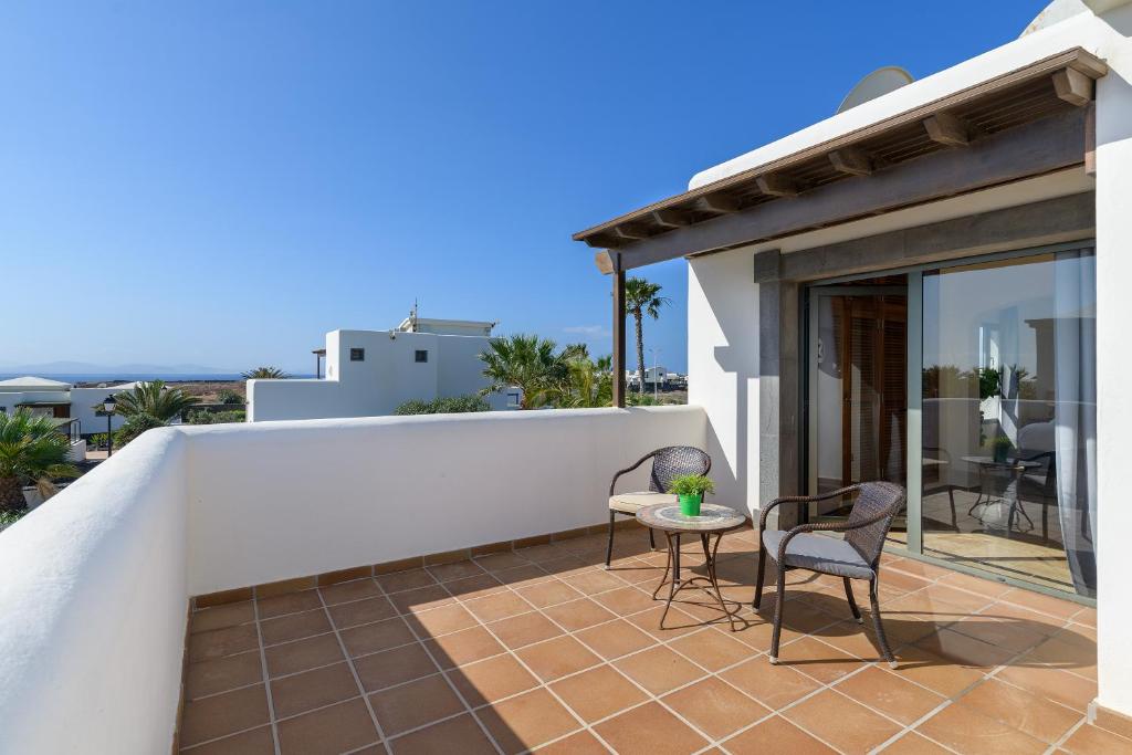 A balcony or terrace at Hipoclub Villas, Aguamarina 5
