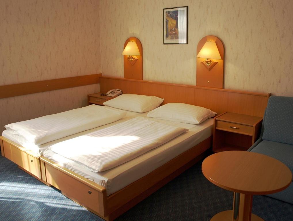Llit o llits en una habitació de Hotel Admiral