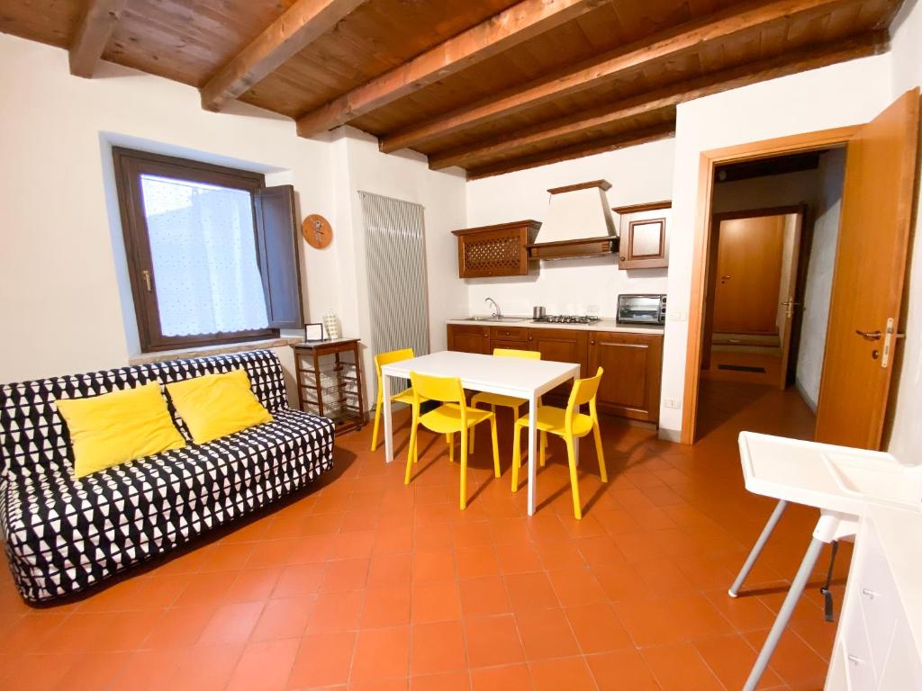 sala de estar con sofá y mesa en Casa Vacanze di Arlecchino, en San Giovanni Bianco