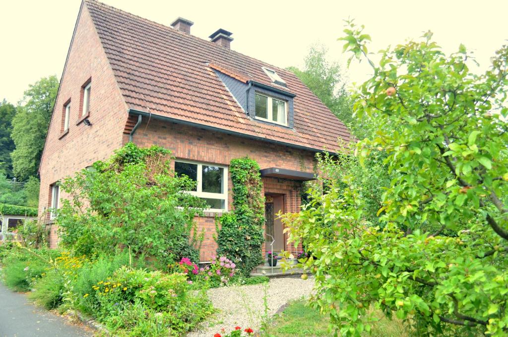 una casa de ladrillo con hiedra creciendo en ella en Ferienwohnung Frings in Havixbeck, en Havixbeck