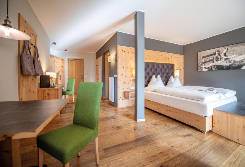 Postel nebo postele na pokoji v ubytování Hotel DAS ROYAL in Obereggen