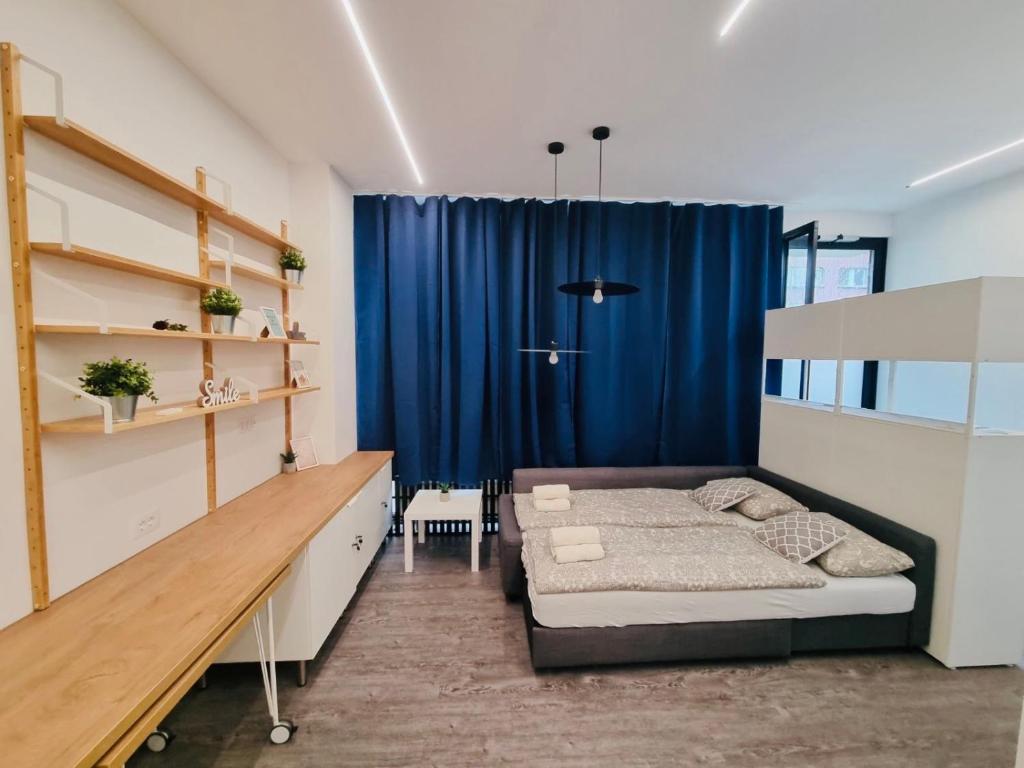 - une chambre avec un lit et un rideau bleu dans l'établissement Taskovic Apartment, à Ljubljana