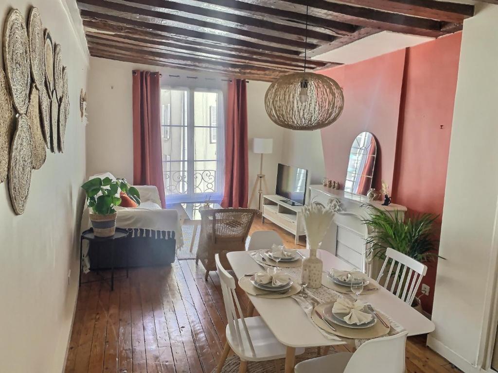 - un salon avec une table et une salle à manger dans l'établissement Appartement hyper centre de St Germain en Laye 4min du RER, à Saint-Germain-en-Laye