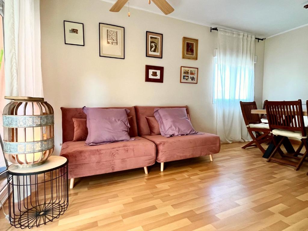 sala de estar con sofá y mesa en Mediterranean Way - Bohemian apartment, en Cambrils