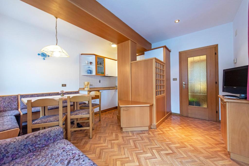 sala de estar con cocina y comedor en Apartments Jasmin, en Selva di Val Gardena