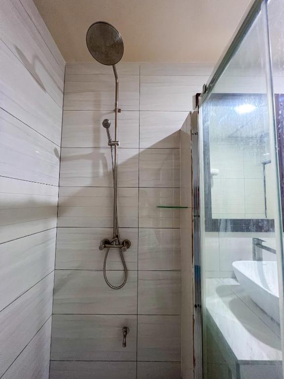 un bagno con doccia e lavandino di Sunview Residence a Kaashidhoo
