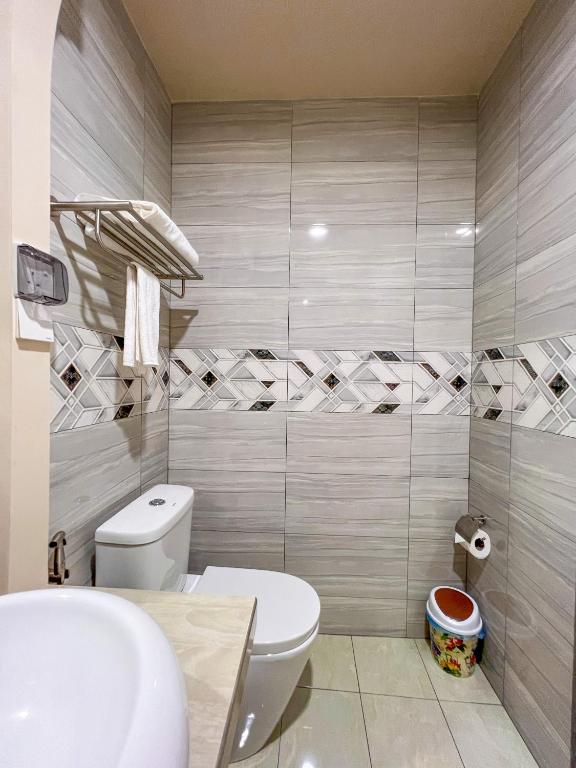 un bagno con un water e un lavandino di Sunview Residence a Kaashidhoo