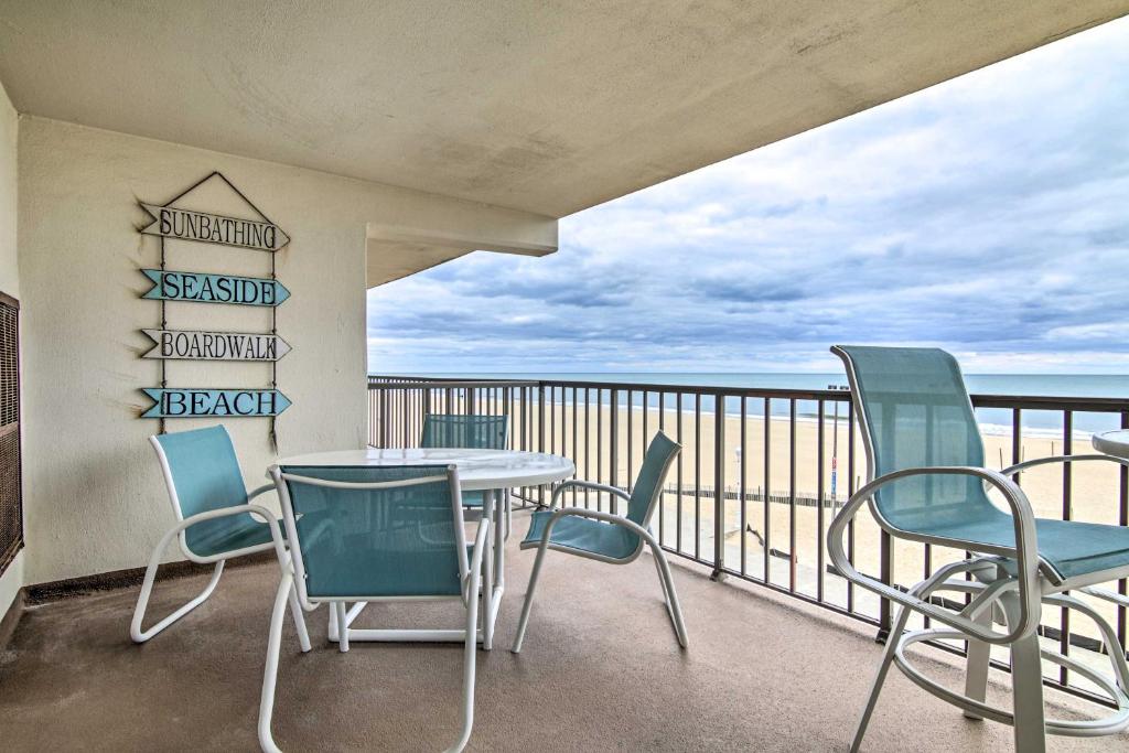 balcón con mesa, sillas y vistas al océano en Chic Oceanfront Condo Less Than half Mi to Boardwalk!, en Ocean City