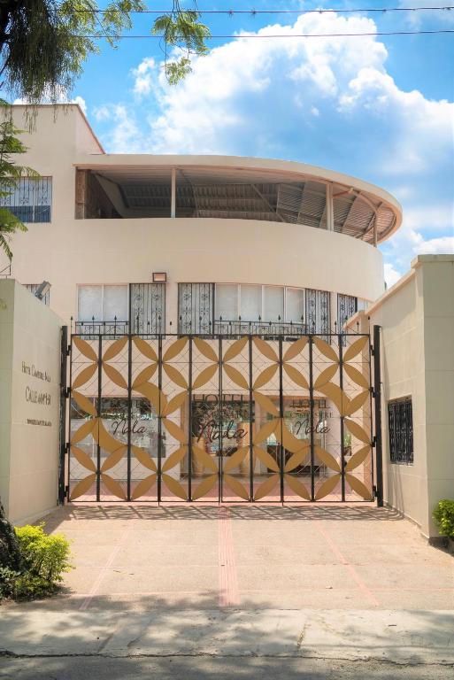 a building with a gate with a mural on it at Hotel Campestre Nala in Palmira