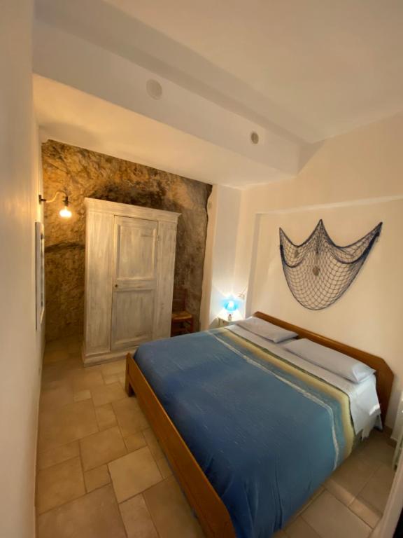 a bedroom with a blue bed in a room at Casa Corallo in Peschici