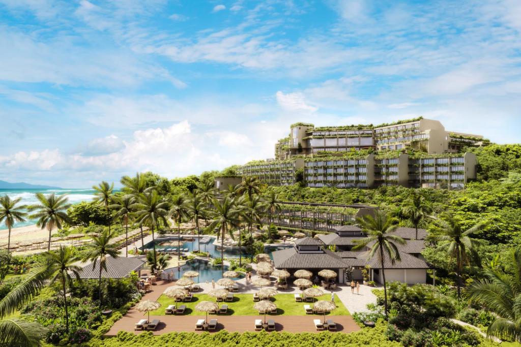 プリンスビルにある1 Hotel Hanalei Bayのリゾートとビーチの空中の景色を望めます。