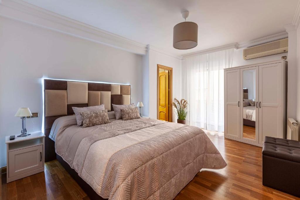 a bedroom with a large bed in a room at Apartamento Mariana Pineda Centro in Granada