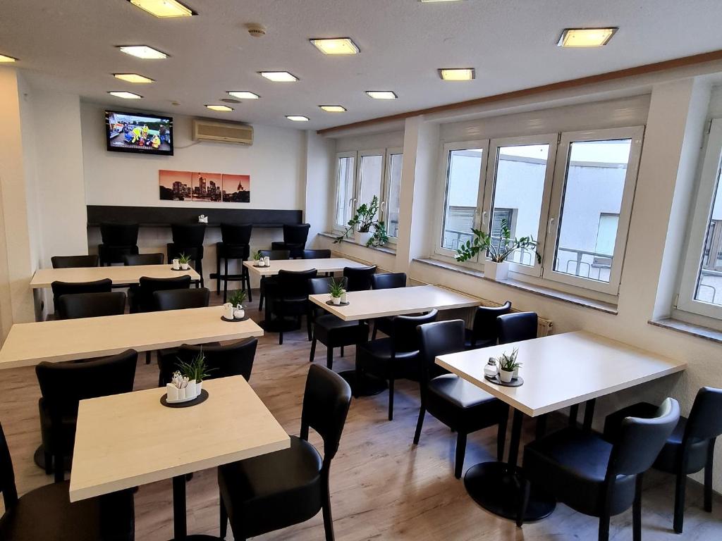 TV a/nebo společenská místnost v ubytování Adler Hotel Frankfurt