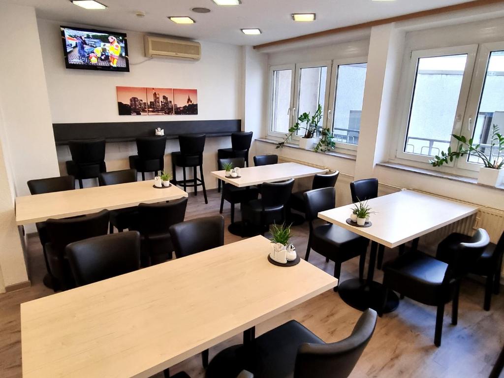 TV a/nebo společenská místnost v ubytování Adler Hotel Frankfurt