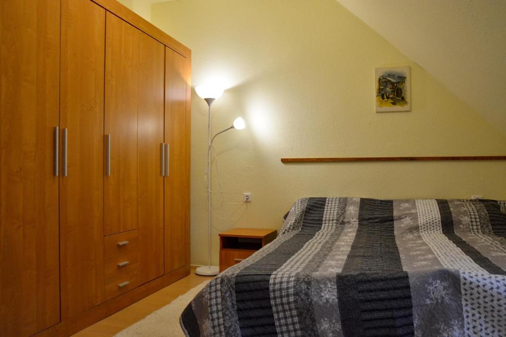 Postel nebo postele na pokoji v ubytování Afrodite Apartmanház
