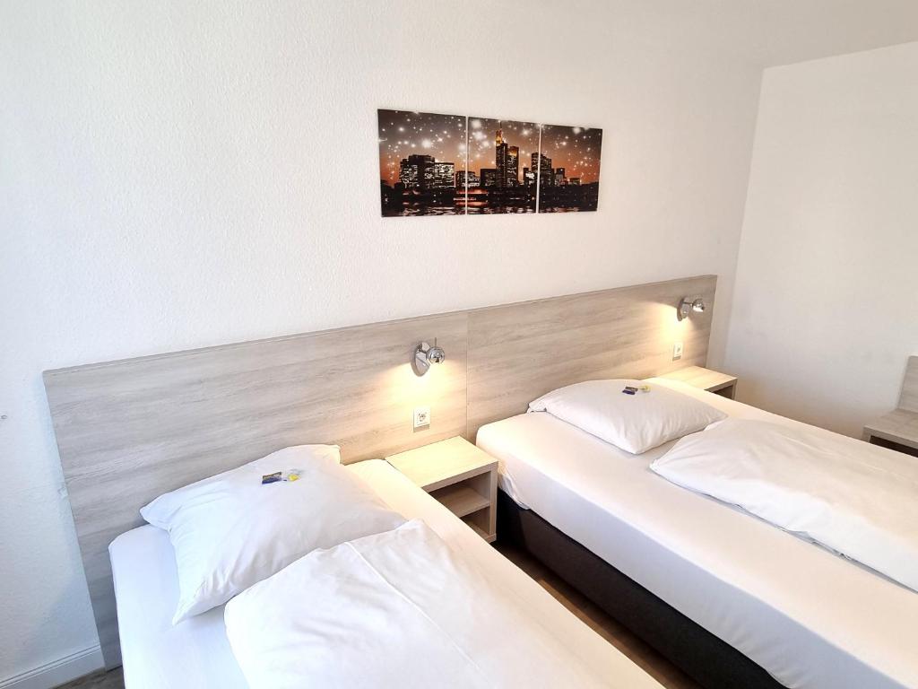 Postel nebo postele na pokoji v ubytování Adler Hotel Frankfurt
