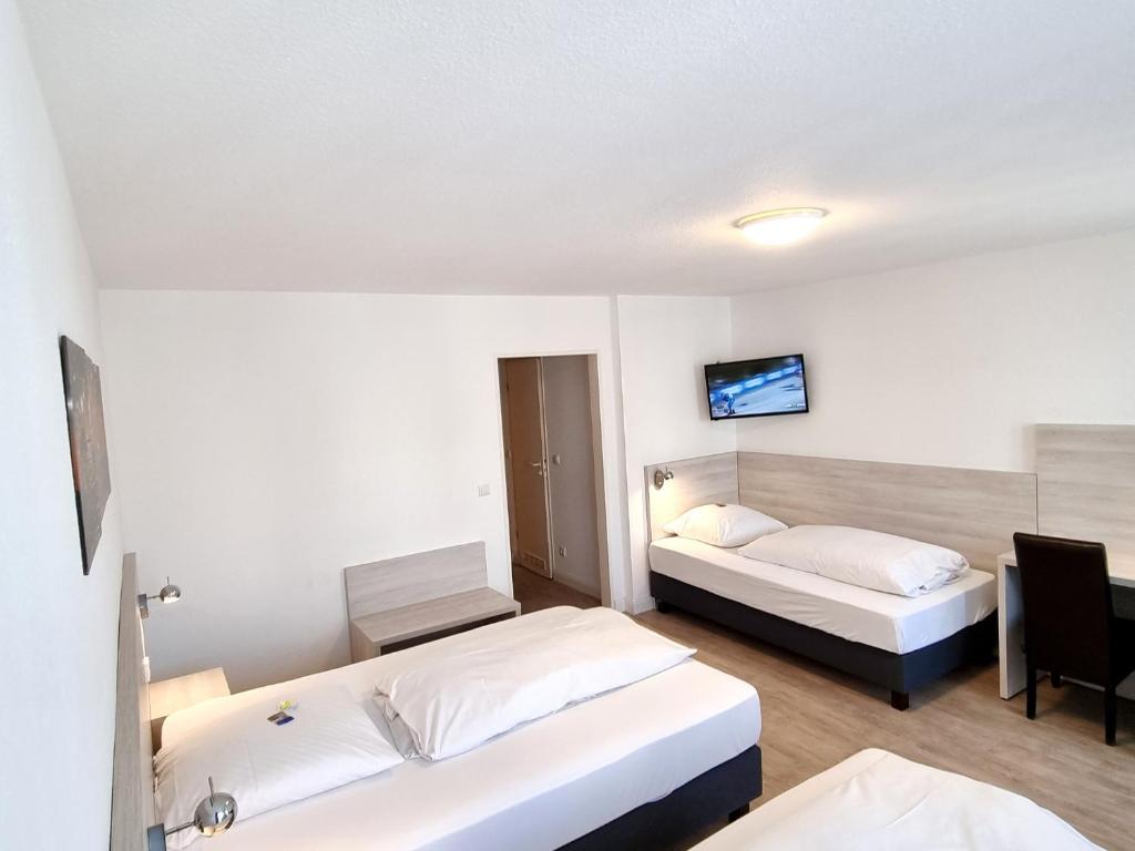 Postel nebo postele na pokoji v ubytování Adler Hotel Frankfurt