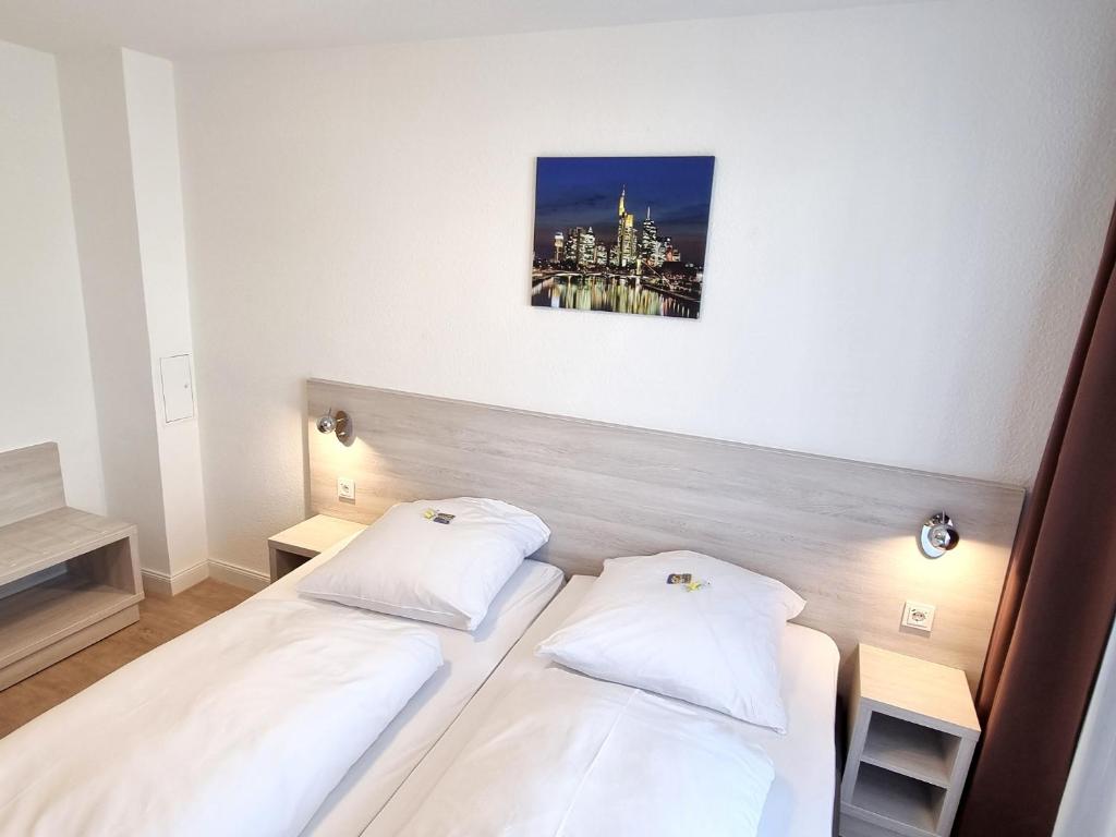 Postel nebo postele na pokoji v ubytování Adler Hotel Frankfurt