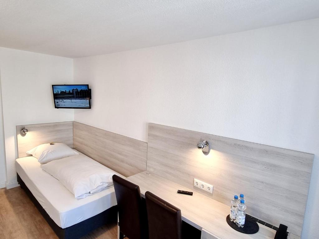 Postel nebo postele na pokoji v ubytování Adler Hotel Frankfurt
