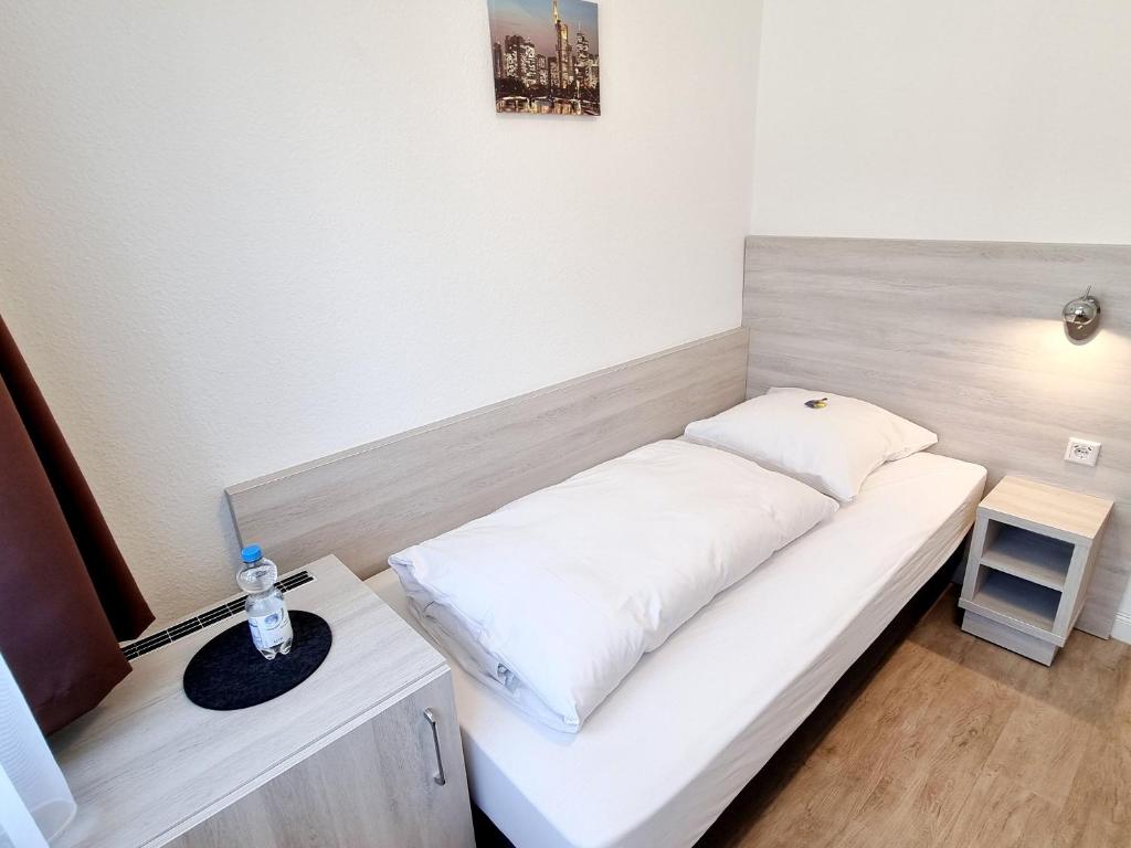 Postel nebo postele na pokoji v ubytování Adler Hotel Frankfurt