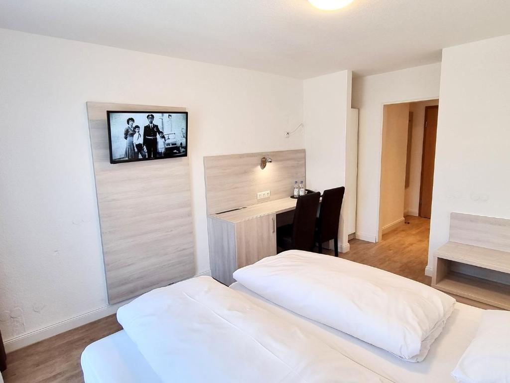 Postel nebo postele na pokoji v ubytování Adler Hotel Frankfurt