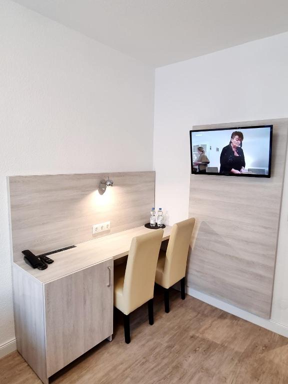 TV a/nebo společenská místnost v ubytování Adler Hotel Frankfurt