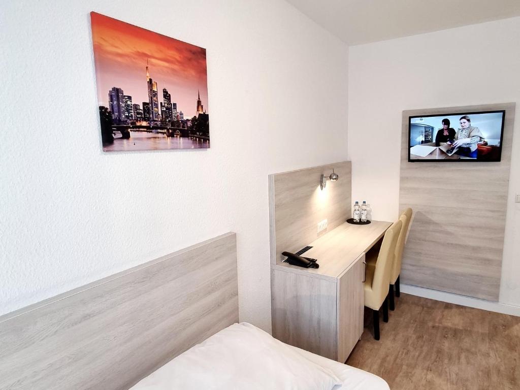 TV a/nebo společenská místnost v ubytování Adler Hotel Frankfurt