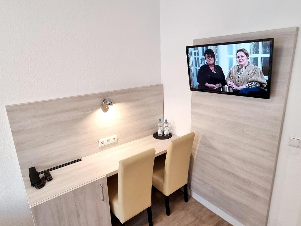 TV a/nebo společenská místnost v ubytování Adler Hotel Frankfurt